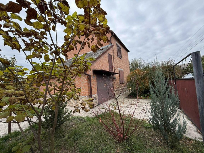 Двоповерховий цегляний будинок біля річки. До центру всього 5 км. - фото 1