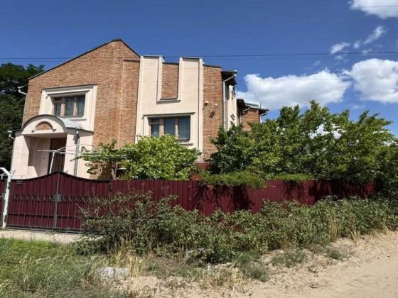 2поверховий будинок з усіма комунікаціями, мальовниче місце біля річки Полтава