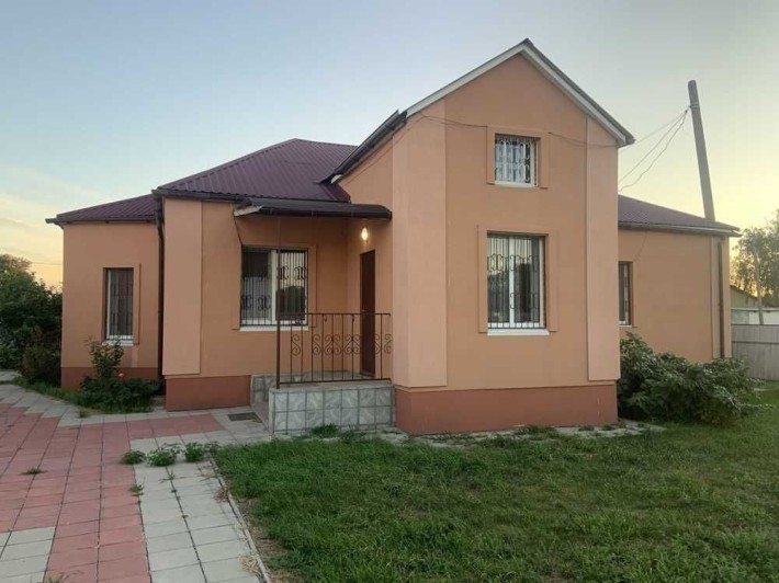 В продажу новий будинок на околиці міста - фото 1