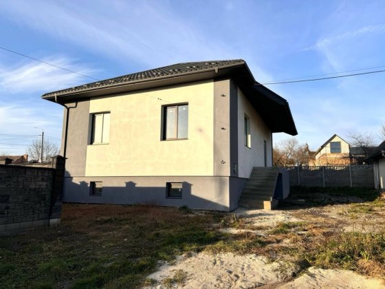 Продам добротний будинок на вул. В. Чорновола! Ровно