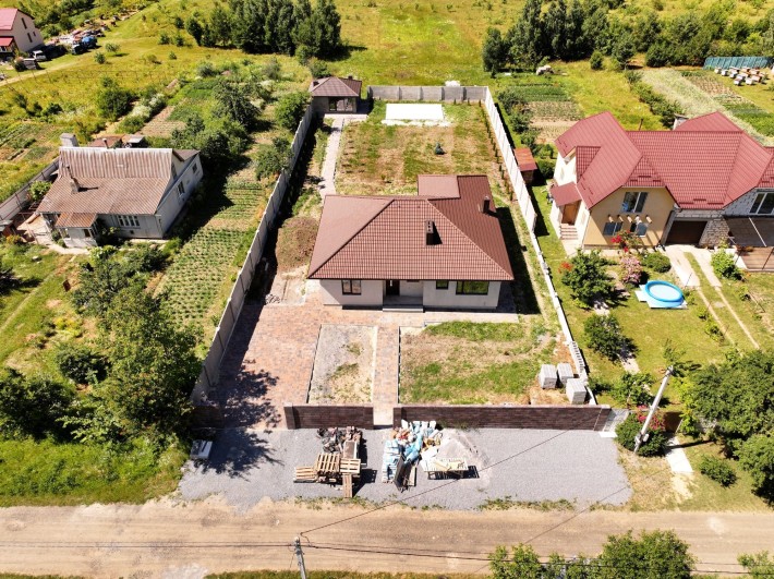 Продаж нового будинку з просторою ділянкою! - фото 1