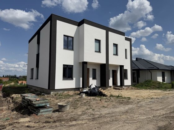 Продам готовий котедж за 3 поліклінікою+ділянка 2,5 сот (перша лінія) Ровно