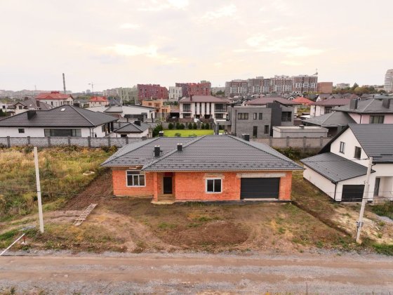 Продам сучасний дім в районі Райського саду. Рівне