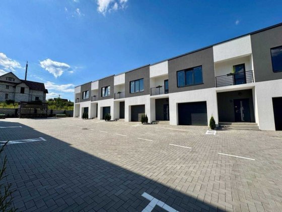 Котедж з гаражем та 3 спальнями у закритому комплексі - 117м2 комфорту Рівне