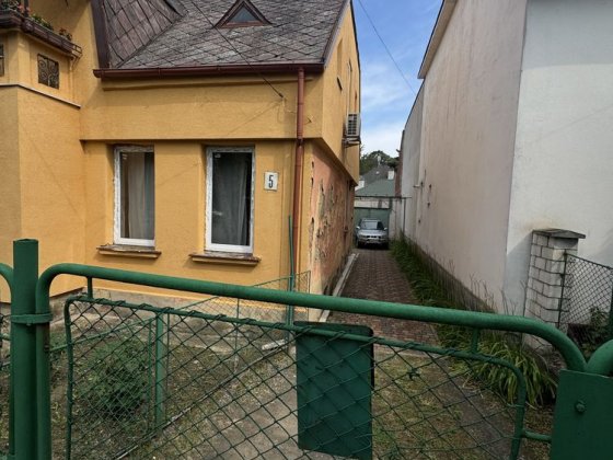 Продаж: частини будинку   з гаражем у центрі Ужгорода терміново Ужгород