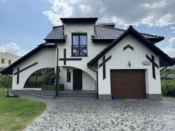 Стильний будинок на Щасливому. Велика ділянка,. Рівне