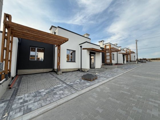 Продаж 1 поверхових  котеджів з міськими комунікаціями Ровно