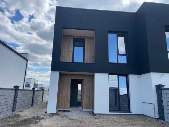 Котедж - двоян на Щасливому з комунікаціями та внутрішніми роботами Рівне