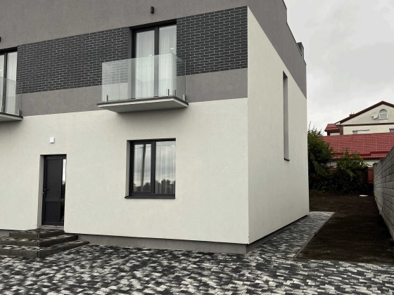 Продам гарний котедж з ремонтом на Щасливому Рівне