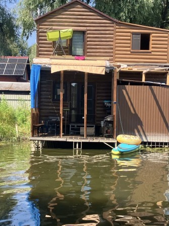 Причал #2 будинок на причалі. - фото 1