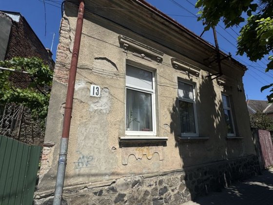 Продаж 1 поверхового будинку  з ділянкою в центрі Ужгород