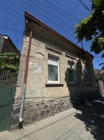 Продаж 1 поверхового будинку  з ділянкою в центрі - фото 1