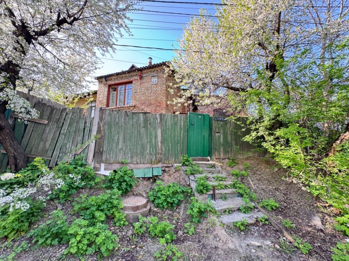 Будинок  (півбудинку, з окремим входом та двором) - фото 1