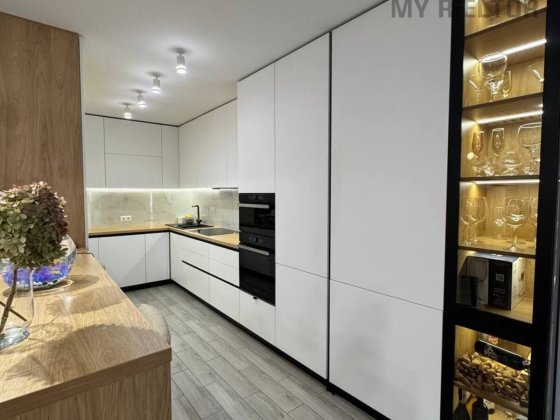 Сучасний будинок з сонячними панелями та гаражем у новому районі. Ужгород