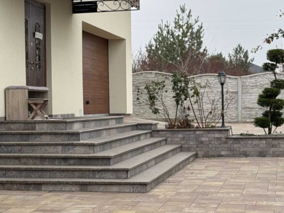 Продам будинок з гаражем та ділянкою! Район Щасливого!!! Ровно