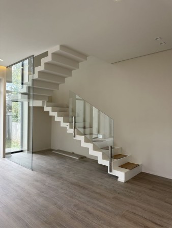 Сучасний будинок в центрі міста - фото 1