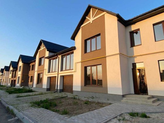 Котедж на Дем'янчука з гаражем та міськими комунікаціями Рівне