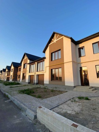 Котедж на Дем'янчука з гаражем та міськими комунікаціями - фото 1