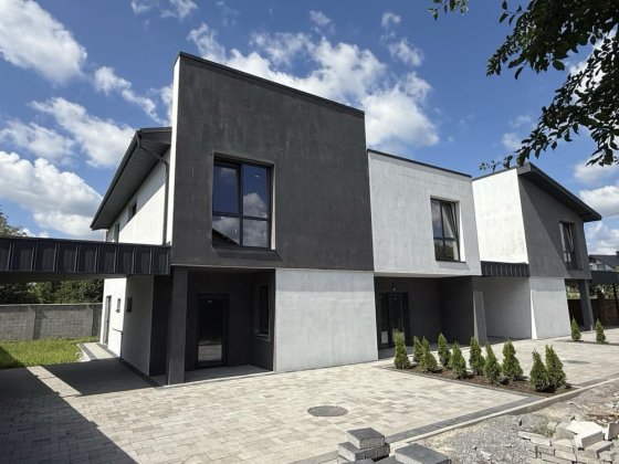 Продаж будинку на дві сімʼї Рівне