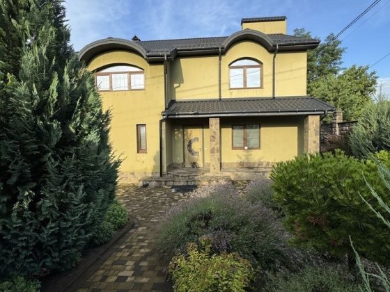 Продам розкішний будинок в районі Бурштина Рівне