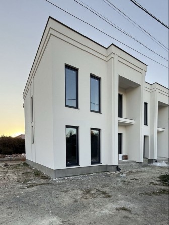 Продаж сучасного таунхаусу в місті - фото 1