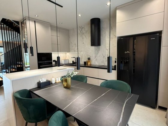 Продаж котеджу з ремонтом та меблями, 5 кімнат Ужгород