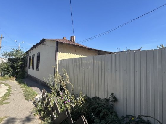 Продам квартиру  45м2 , отдельный вход, свой двор , место под машину Днепр