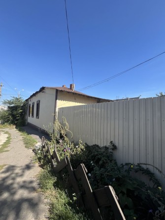 Продам квартиру  45м2 , отдельный вход, свой двор , место под машину - фото 1