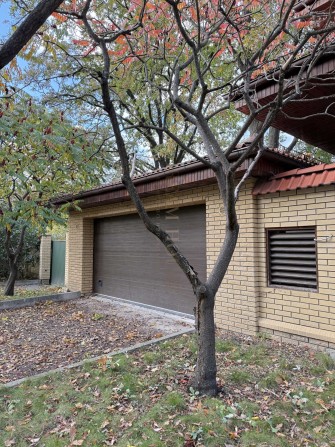 Просторий будинок з гаражем, басейном, ділянкою 12 соток - фото 1