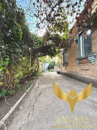 Будинок з в'їздом та земельною ділянкою (район першого оптового ринку) - фото 1