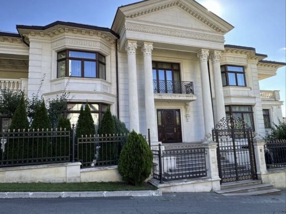 Продаж будинку 1230 м2, закрите містечко, 12 соток, басейн, центр Киев