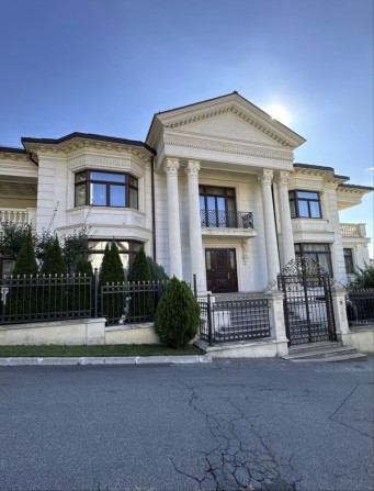 Продаж будинку 1230 м2, закрите містечко, 12 соток, басейн, центр - фото 1