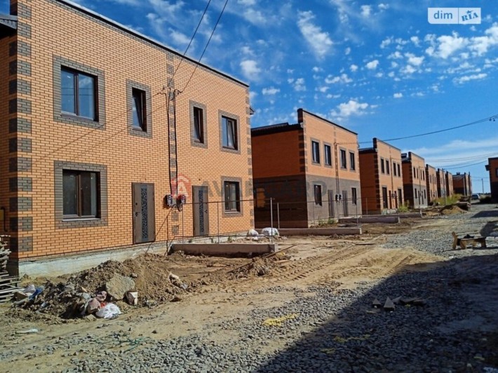 Продаж 2 поверхового будинку з ділянкою на 1 сотку - фото 1