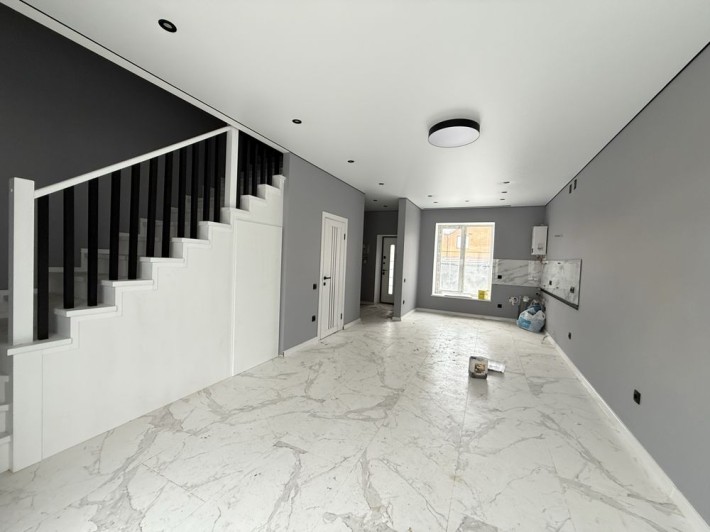 Продам танхаус з ремонтом та власною ділянкою - фото 1