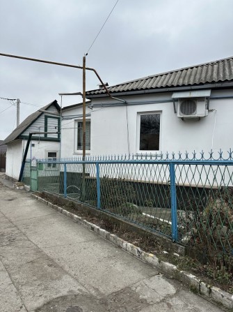 Продам отдельностоящий дом с гаражем ! - фото 1