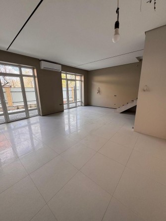 Сучасний, якісний таунхаус у затишному районі з розвиненою інфраструкт - фото 1