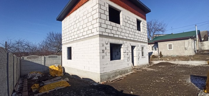 Срочно продам дом на Мирном рядом маршрутки, магазины - фото 1