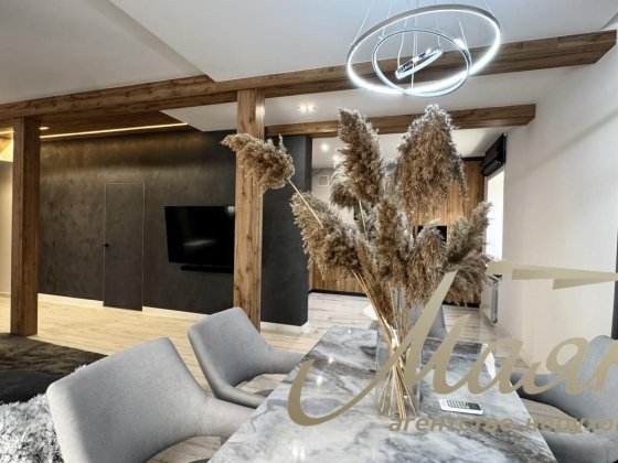 Сучасний двоповерховий будинок із зоною відпочинку в центрі міста.