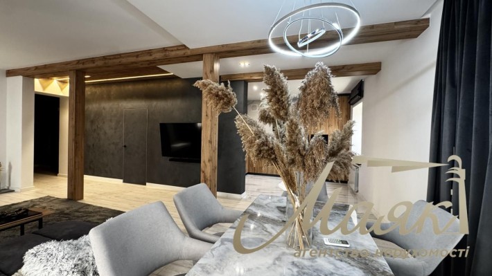 Сучасний двоповерховий будинок із зоною відпочинку в центрі міста. - фото 1