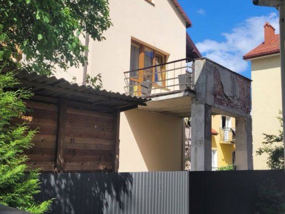 3-поверховий будинок з ремонтом, меблями на вул.Бойчука