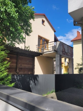 3-поверховий будинок з ремонтом, меблями на вул.Бойчука - фото 1