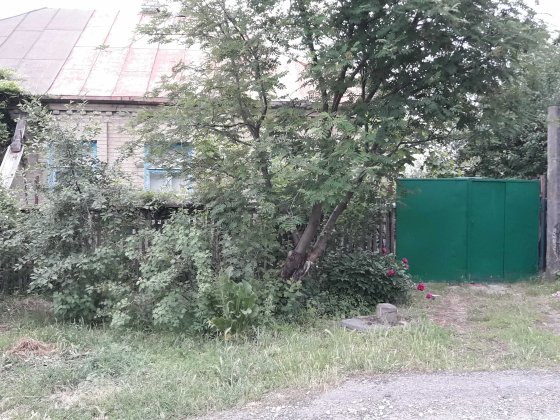 Продам пів будинку, площа 75 кв.м., двір площею 6 соток.