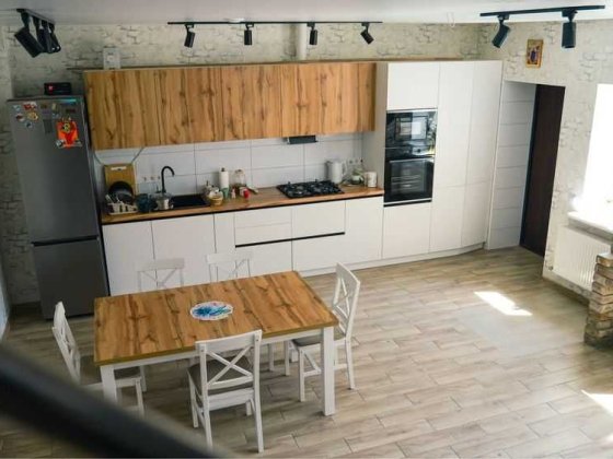 Продам Двухэтажный дом с ремонтом и гаражом Правый берег Центр города