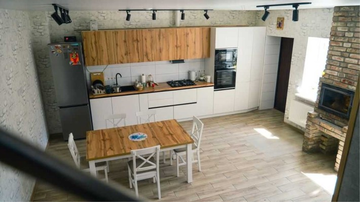 Продам Двухэтажный дом с ремонтом и гаражом Правый берег Центр города - фото 1