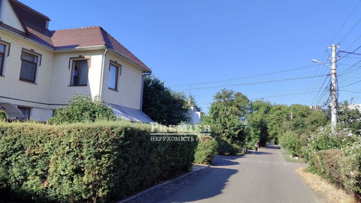 Двухэтажный дом в элитном районе - фото 1