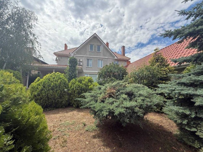 Продам дом Совиньоне, 300 м², бассейн, сауна, хамам, участок 10 соток. - фото 1