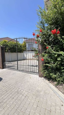 будинок  з зоною відпочинку та місцем двух авто по ціні квартири!!! - фото 1