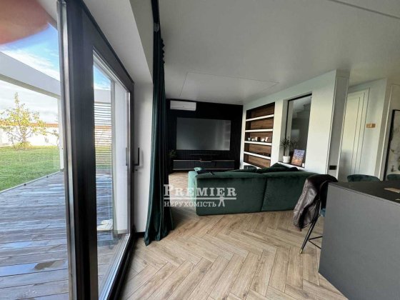 Продам сучасний будинок з ремонтом та гаражем у тихому районі Одесса