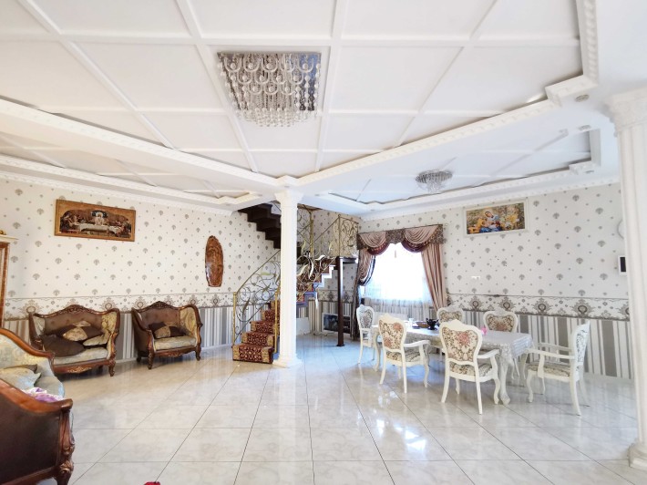 Продам 2-х этажный дом с отличным ремонтом, рассмотрим безнал - фото 1