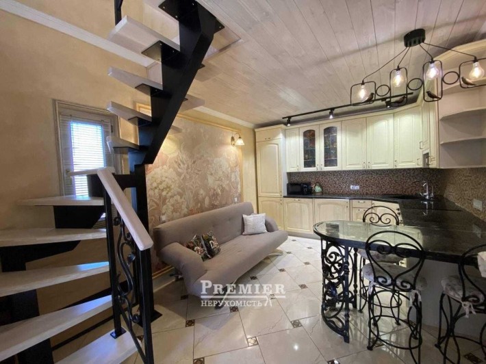 Невеличкий будинок із великим потенціалом у престижному районі - фото 1